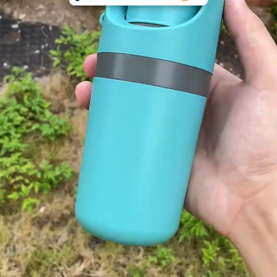 Cómo se usa Garra Scoop™: bolsa en las pinzas, pulsas el mango y recoges sin tocar
